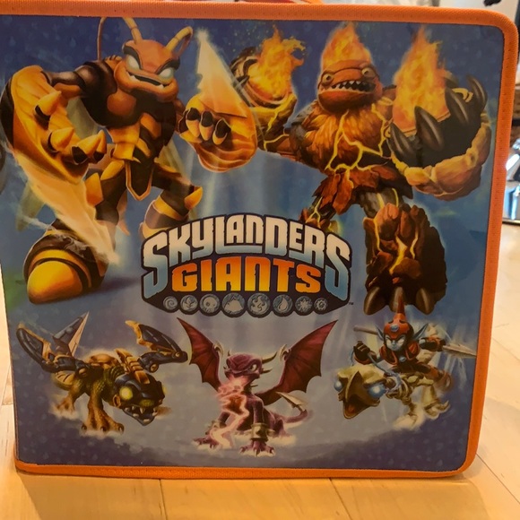 SKYLANDERS Collection & Case. 24 SKYLANDERS, 3 Trap Team crystals, and case. - Picture 1 of 9
